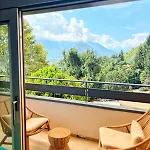 Modern With Balcony & View 아파트 *