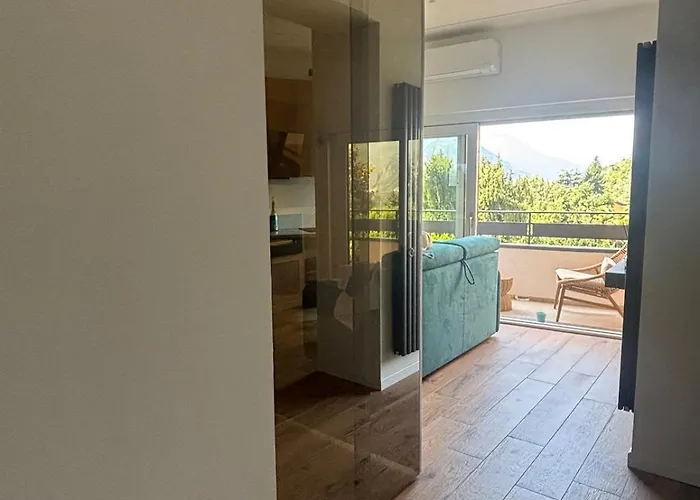 Modern With Balcony & View ヴェルバーニア